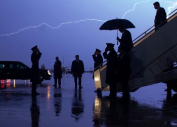 Bannon Warns of Geopolitical Traps for Trump’s Stormy Return to DC Amid Democrat Resistance