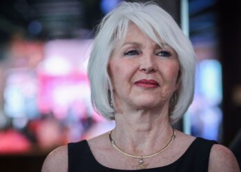 Steve Bannon calls to free Tina Peters during WarRoom broadcast