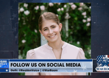 Steve Bannon and Caroline Wren discuss Brown University shooting investigation concerns